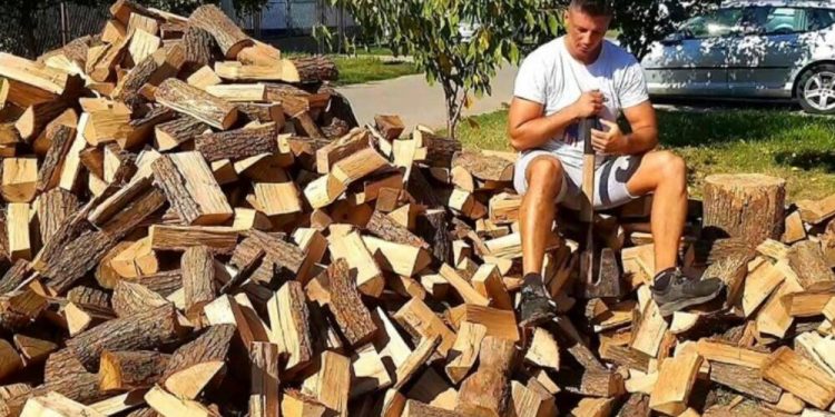 KONAN IZ RUME NE GUBI VREME PO KAFIĆIMA: Starima i bolesnima, CEPA DRVA DŽABE! San je svake tašte, deca na njega da se ugledaju!