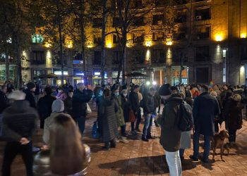 Aida Ćorović puštena iz policije nakon privođenja zbog gađanja murala! Protest ispred Doma sindikata