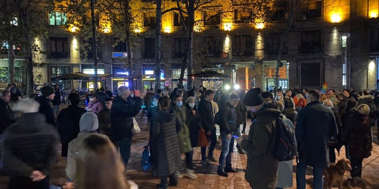 Aida Ćorović puštena iz policije nakon privođenja zbog gađanja murala! Protest ispred Doma sindikata