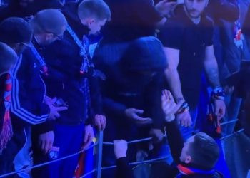 Huligan pogodio Pajea flašom u glavu, a onda mu je prišao vođa navijača i udario šamarčinu (VIDEO)