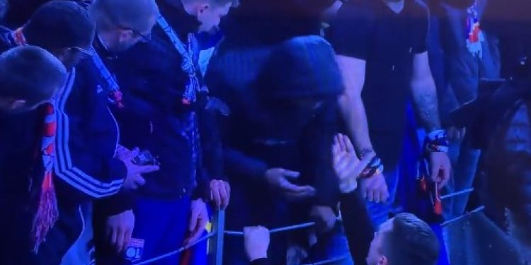 Huligan pogodio Pajea flašom u glavu, a onda mu je prišao vođa navijača i udario šamarčinu (VIDEO)