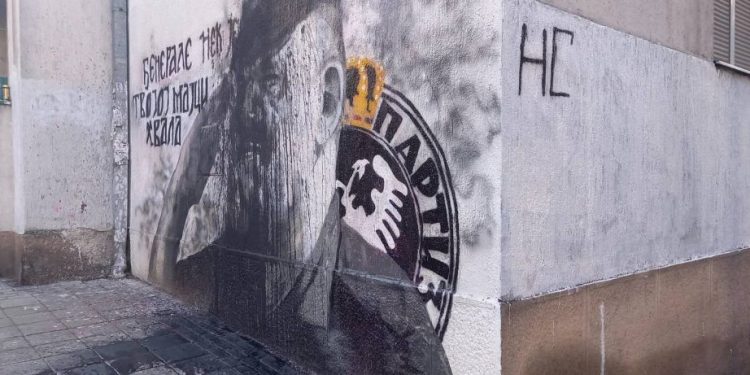 NA MURAL RATKU MLADIĆU BAČENA CRNA FARBA!