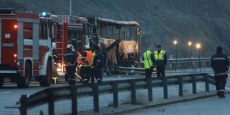 U makedonskom autobusu stradala 18-člana porodica, pred vratima izgorjela žena sa dvoje djece u rukama