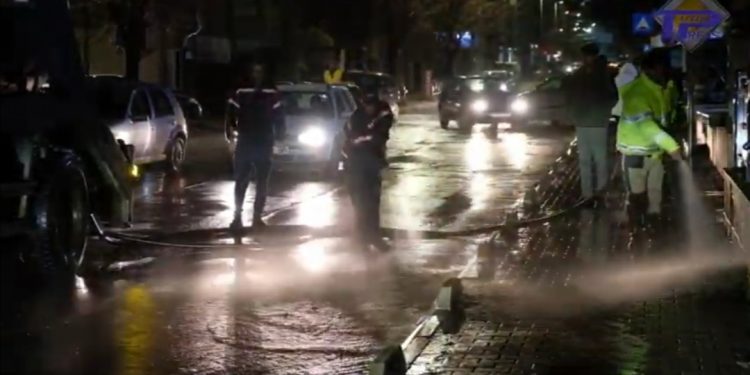 (VIDEO) Pred najavljeno hladnije vrijeme intenzivirano  pranje ulica i javnih površina u centru Tutina.