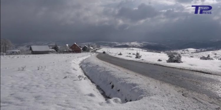 (VIDEO)U Tutinu palo 10 cm snijega, svi putevi prohodni.