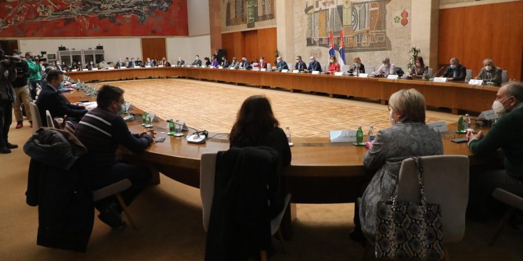 KRIZNI ŠTAB ODLUČIO Jesenji raspust će trajati DEVET DANA, kovid propusnice od 20 sati u ugostiteljskim objektima