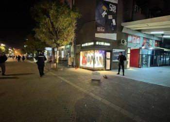 Muškarac pokušao da uništi tablu Aćifu Efendiji! Došlo do incidenta