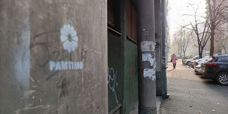 Širom Beograda osvanuli grafiti Cvijeta Srebrenice uz natpis PAMTIMO