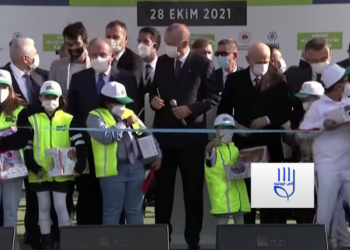 (VIDEO) DJEVOJČICA preduhitrila ERDOGANA i PRESJEKLA VRPCU na otvaranju parka