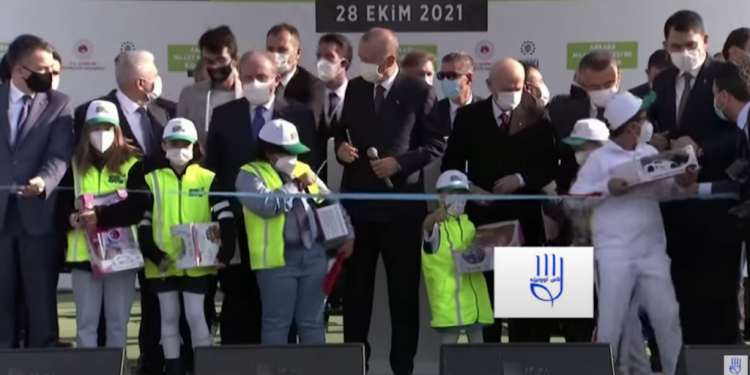 (VIDEO) DJEVOJČICA preduhitrila ERDOGANA i PRESJEKLA VRPCU na otvaranju parka