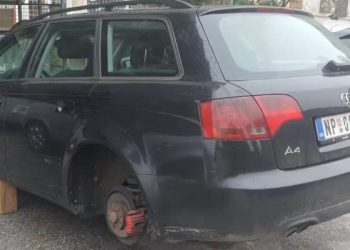 Pazarcu ukrali točkove i ostavili auto na klocne Foto