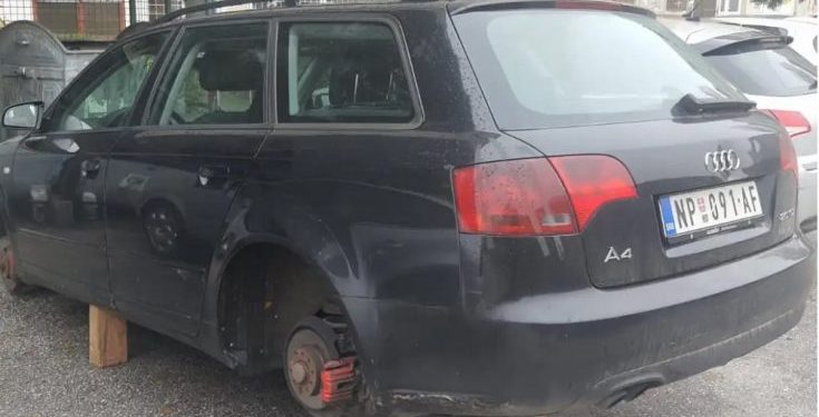 Pazarcu ukrali točkove i ostavili auto na klocne Foto