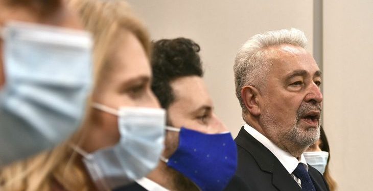 PADA LI ZDRAVKO KRIVOKAPIĆ: Tajanstveni “zlatni glas” odlučuje o sudbini crnogorske vlade…
