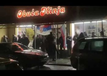 (VIDEO) U Mojkovcu skandiraju Ratku Mladiću, istakli i zastavu Srbije