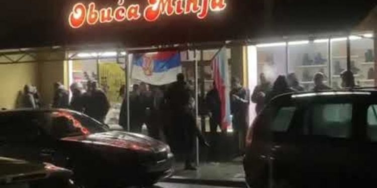 (VIDEO) U Mojkovcu skandiraju Ratku Mladiću, istakli i zastavu Srbije