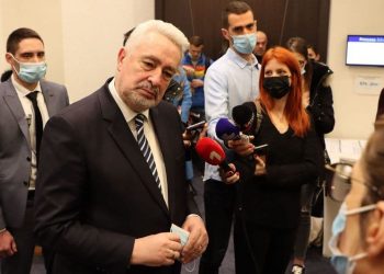 OVA VLADA MORA DA PADA