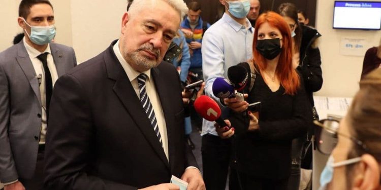 OVA VLADA MORA DA PADA