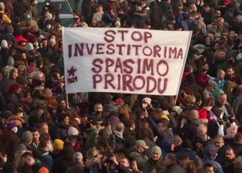 Srbija- SVE STALO NA SAT VREMENA, sijevale pesnice, ”ratni veterani” blokirali auto-put: PAZARAC uleteo kolima među demonstrante (video)