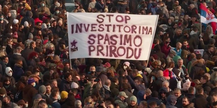 Srbija- SVE STALO NA SAT VREMENA, sijevale pesnice, ”ratni veterani” blokirali auto-put: PAZARAC uleteo kolima među demonstrante (video)