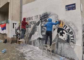 Desničari koji skidaju farbu s murala Ratku Mladiću vrijeđali novinare