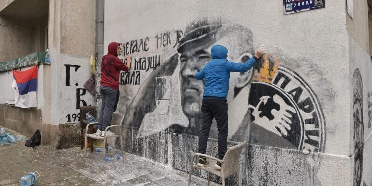 Desničari koji skidaju farbu s murala Ratku Mladiću vrijeđali novinare