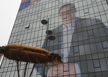 Ispred Vučićevog bilborda na hotelu „Ambasador“ donet džinovski ekološki sendvič