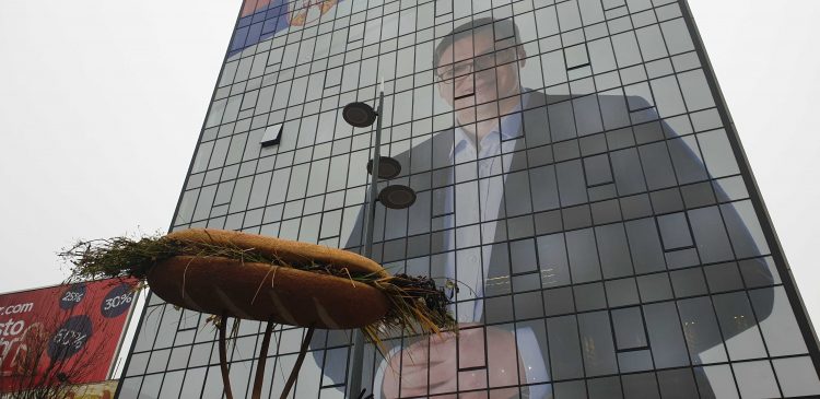 Ispred Vučićevog bilborda na hotelu „Ambasador“ donet džinovski ekološki sendvič