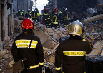 Tri osobe stradale, traga se za još najmanje šestoro u rušenju zgrade u Italiji