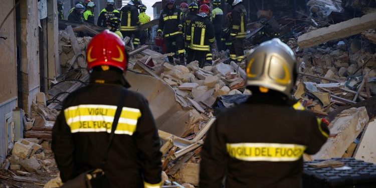 Tri osobe stradale, traga se za još najmanje šestoro u rušenju zgrade u Italiji