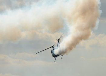 (VIDEO) Raspao se u vazduhu, pa pao na autoput: Prvi snimci pada helikoptera u Americi