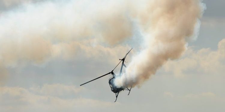 (VIDEO) Raspao se u vazduhu, pa pao na autoput: Prvi snimci pada helikoptera u Americi