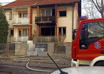 PRVE FOTOGRAFIJE POSLE STRAVIČNOG POŽARA U ZEMUNU: Nastradao muškarac, vatra gutala dva stana