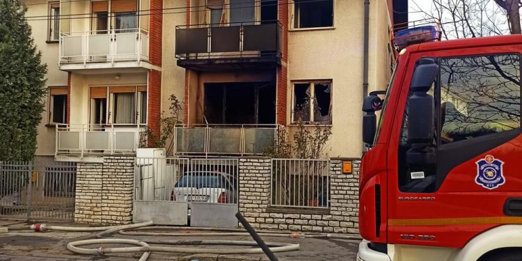 PRVE FOTOGRAFIJE POSLE STRAVIČNOG POŽARA U ZEMUNU: Nastradao muškarac, vatra gutala dva stana