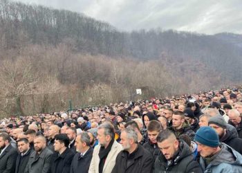 TUGA DO NEBA U NOVOM PAZARU: Klanjana dženaza AMELU, MITHATU, AMARU i SENADU- Stradali u saobraćajnoj nesreći…