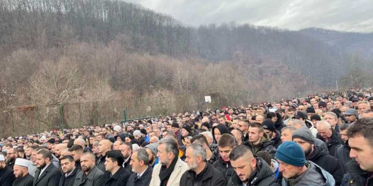TUGA DO NEBA U NOVOM PAZARU: Klanjana dženaza AMELU, MITHATU, AMARU i SENADU- Stradali u saobraćajnoj nesreći…
