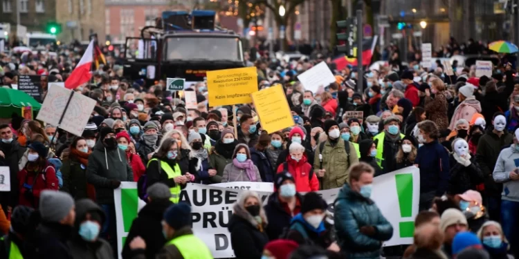 Njemačka: 13 policajaca povrijeđeno na protestu protiv mjera