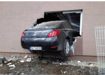 Neviđena nesreća u Šapcu: Automobil ljudima upao u kuću pravo kroz prozor i urnisao trpezariju