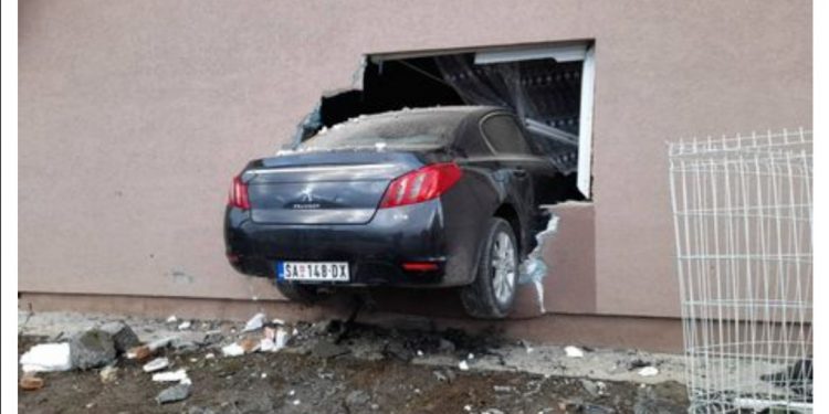 Neviđena nesreća u Šapcu: Automobil ljudima upao u kuću pravo kroz prozor i urnisao trpezariju