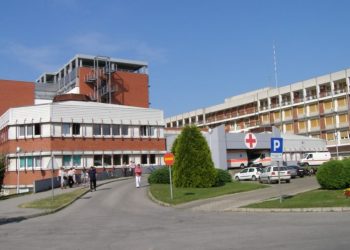 BEBI STAROJ 20 DANA OTAC IZ PAKLA METALNOM ŠIPKOM RAZBIO GLAVU, PRETUKAO I MAJKU