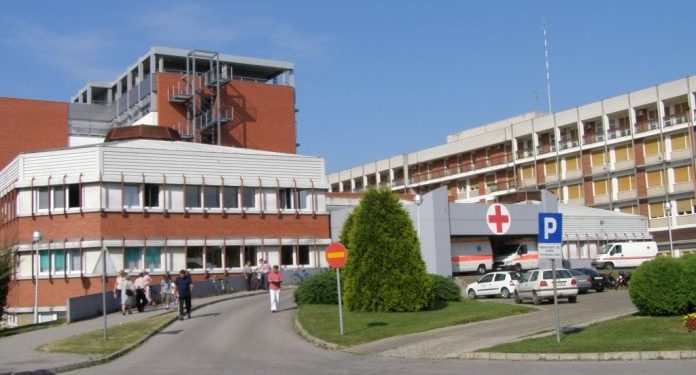 BEBI STAROJ 20 DANA OTAC IZ PAKLA METALNOM ŠIPKOM RAZBIO GLAVU, PRETUKAO I MAJKU