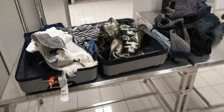 Pogledajte kako je otkriven muškarac koji je sa koferom punim garderobe natopljene kokainom pokušao da uđe u Srbiju