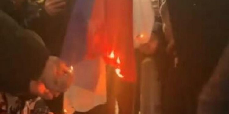 Vučić u Tirani – Demonstranti zapalili srpsku zastavu (Video)