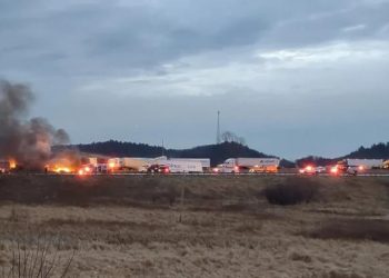Masovna saobraćajna nesreća: Sudarilo se 100 automobila, kamioni u plamenu (Video)