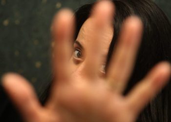 Tjerao je da krade, zarobio je, tukao, prijetio da će je ubiti, izrezao je skalpelom…