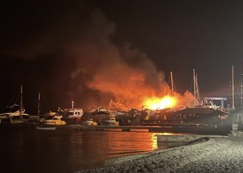 CRNA GORA: Veliki požar u marini “Navara”, gore luksuzne jahte… (foto, video)