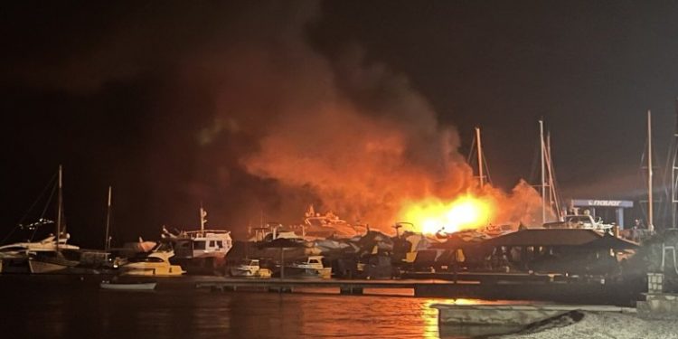 CRNA GORA: Veliki požar u marini “Navara”, gore luksuzne jahte… (foto, video)