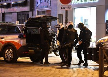 TALAČKA KRIZA u Parizu: Bivši sudija oteo dve žene – jake policijske na licu mesta (VIDEO)