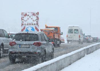 Kolona vozila na Ibarskoj, autobus se preprečio