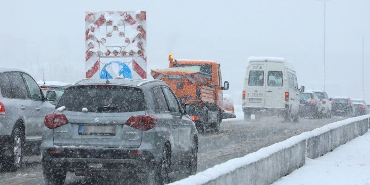 Kolona vozila na Ibarskoj, autobus se preprečio