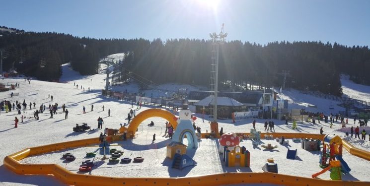 Užas na Kopaoniku: Nepoznati muškarac nožem izbo mladića kom se bore za život, drugom naneo teške povrede!